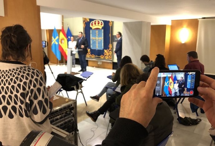 Adrián barbón en su comparecencia ante los medios para anunciar las medidas ante el Coronavirus.