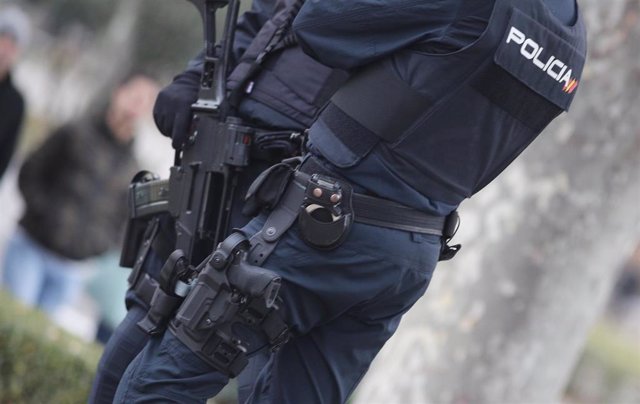 Dos agentes de la Policía Nacional en una calle de Madrid.