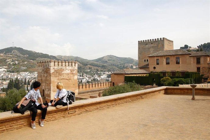 Alrededores de la Alhambra  de Granada con muy pocos turistas pues está cerrada por Coronavirus
