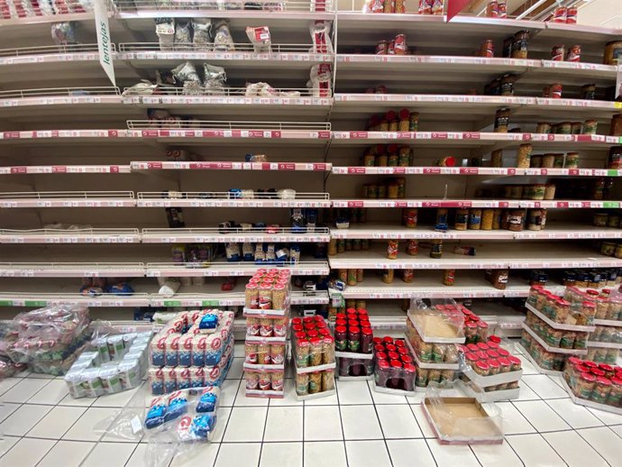 Prestatgeries amb absncia de productes en un supermercat pocs minuts després de la declaració de l'Estat d'Alarma que ha fet el president del Govern, Pedro Sánchez, davant l'avan del coronavirus, a Madrid (Espanya), a 13 de mar de 2020.