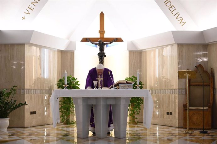 El Papa en una de las misas matutinas en San Marta que se celebran sinfieles por el coronavirus