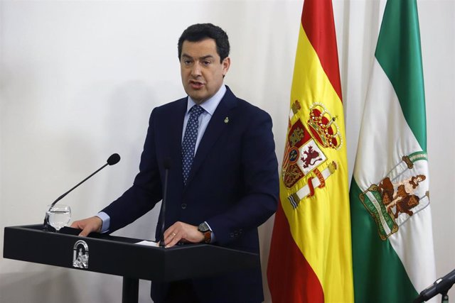 El presidente de la Junta, Juanma Moreno, se dirige a los asistentes del  acto de firma del protocolo para la eliminación de bolsas de plástico Málaga a diez de marzo 2020