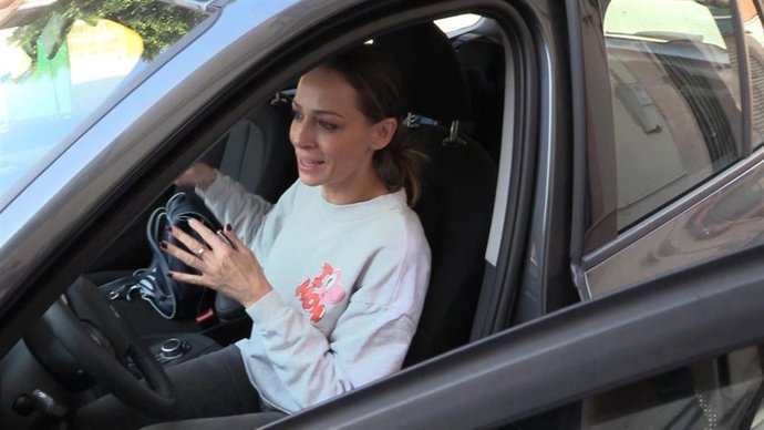 Eva González, en su coche en su pueblo natal