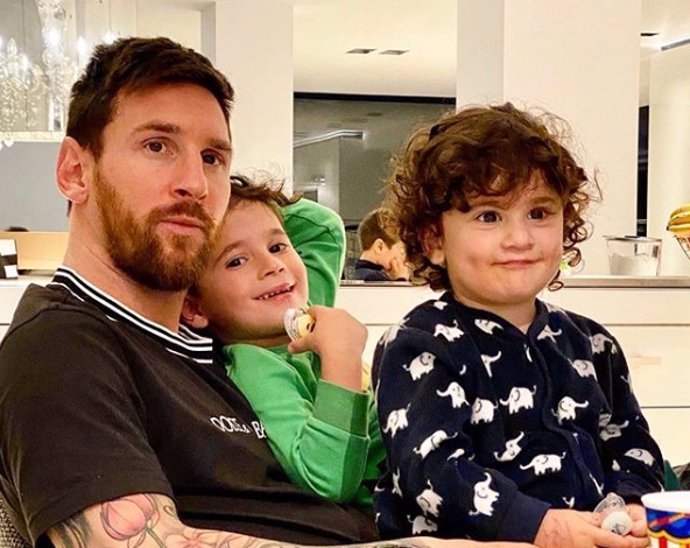 Leo Messi junto a dos de sus hijos en casa