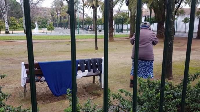 Una persona sin hogar en un parque de Córdoba.