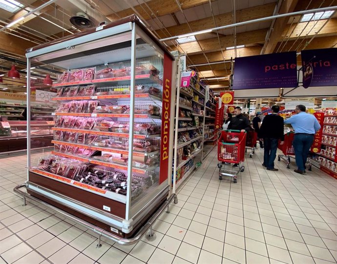 Compradores adquieren productos en un supermercado pocos minutos después de la declaración del Estado de Alarma que ha hecho el presidente del Gobierno, Pedro Sánchez, ante el avance del coronavirus, en Madrid (España), a 13 de marzo de 2020.