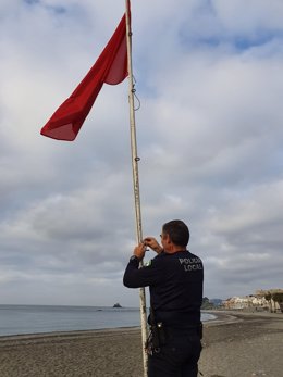 Izado bandera roja en Almuñécar