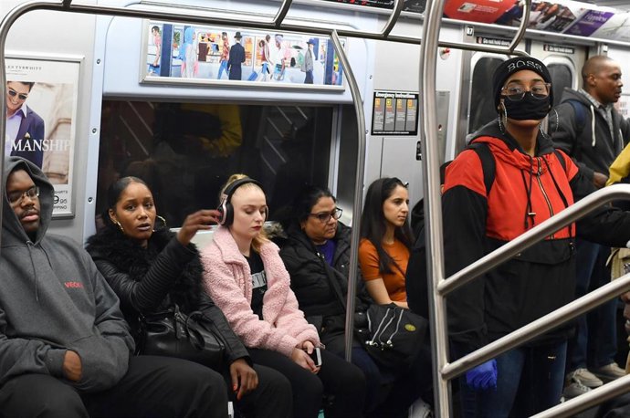 Mujer con una mascarilla en el metro de Nueva York
