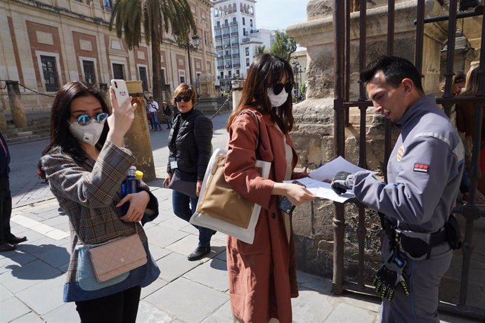 Turistas en las puertas del El Alcázar de Sevilla, cerrado de forma indefinida por el coronavirus