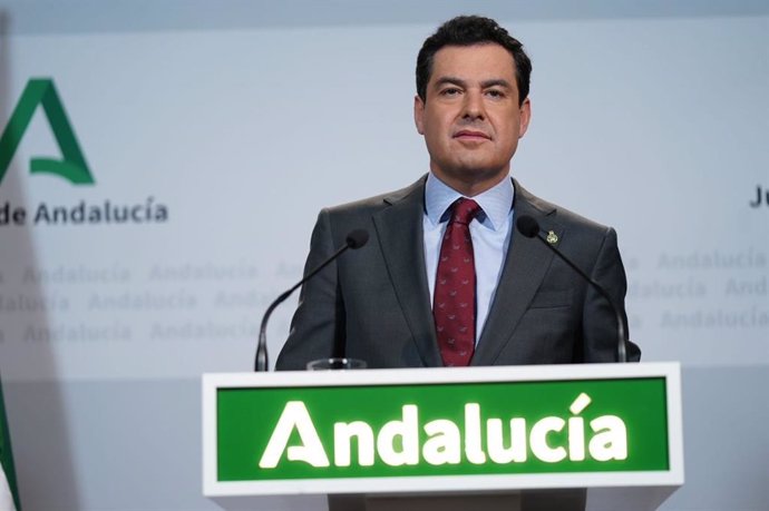 El presidente de la Junta de Andalucía, Juanma Moreno, comparece en rueda de prensa en Sevilla tras la primera reunión del Gabinete de Crisis constituido por la Junta por el coronavirus
