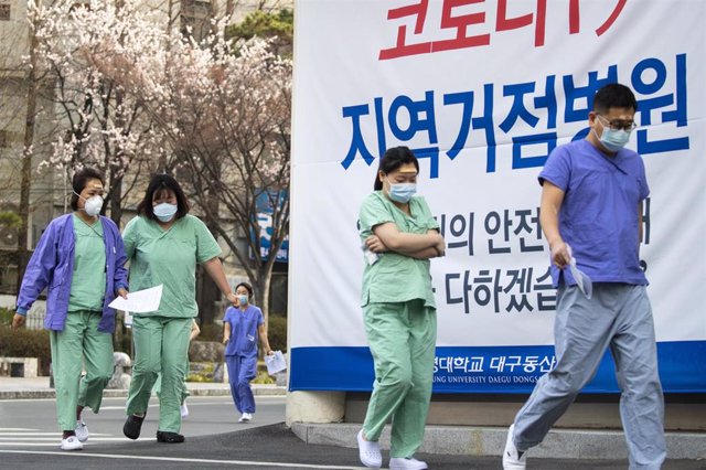Trabajadores sanitarios en la localidad de Daegu, la más afectada de Corea del Sur por el coronavirus.