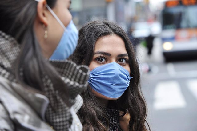 Imagen de una mujer con mascarilla por el coronavirus. 