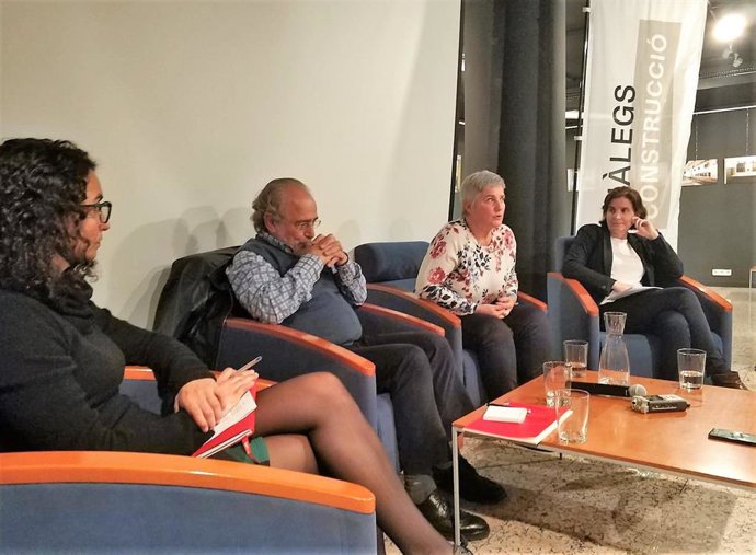 El neumólogo Josep Tarrés, la bióloga Carmen Plasencia y la ingeniera Lara Trujillo han participado en el debate 'El amianto, un problema de salud. ¿Cómo lo podemos eliminar de los edificios?', que ha moderado la periodistala Lorena Farrs