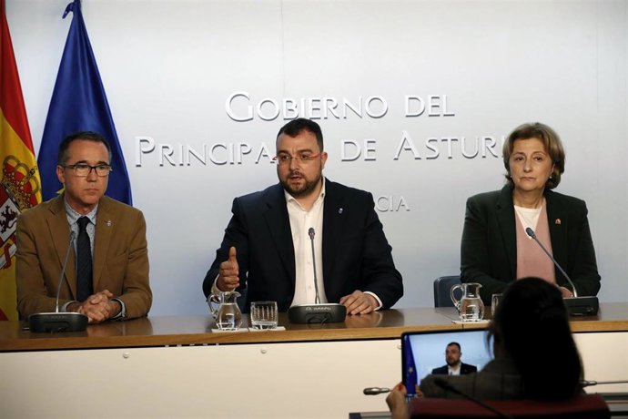 Pablo Fernández, Adrián barbón y Delia Losa en rueda de prensa por la crisis del coronavirus.
