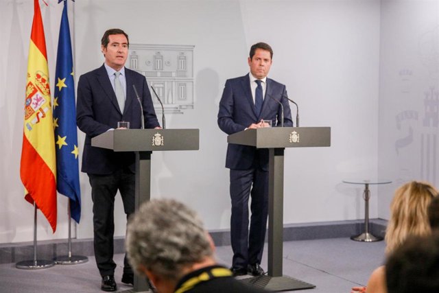 (I-D) El presidente de la patronal CEOE, Antonio Garamendi y el de CEPYME, Gerardo Cueva, ofrecen una rueda de prensa en Moncloa tras su reunión con el secretario general del PSOE y presidente del Gobierno en funciones.