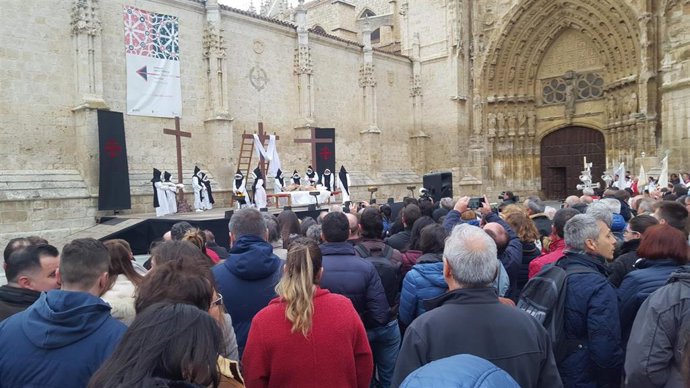 Imagen del Descendimiento del pasado año que organiza la cofradía del Santo Sepulcro en la plaza de la Inmaculada antes de la procesión general del Viernes Santo.