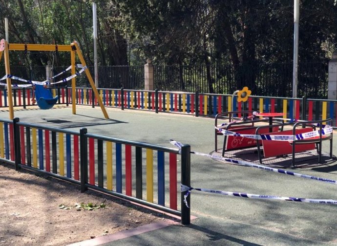 Un parque infantil precintado para frenar la expansión del Covid-16.