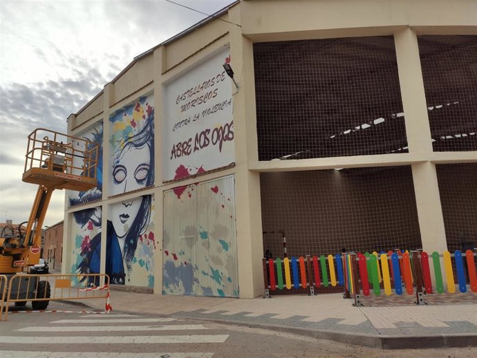 Elaboración del grafiti contra la violencia de género, una obra que luce en Castellanos de Moriscos.