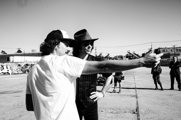 El director y guionista Sergio Abuja dirigiendo a Enrique Bunbury en su último vídeo musical 'Deseos de usar y tirar'