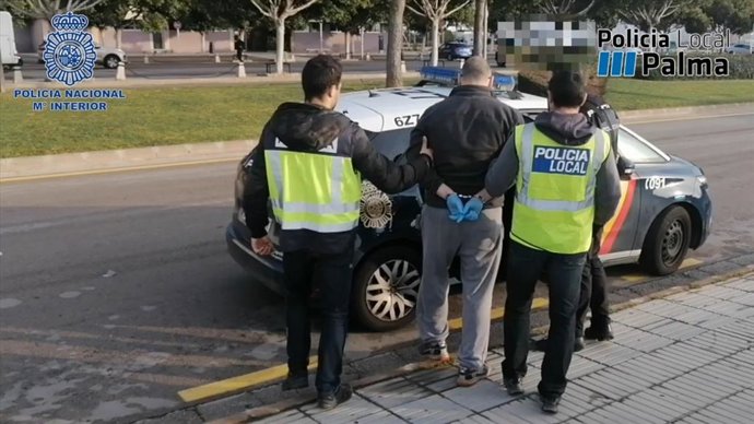 Detención de un hombre como presunto autor de un delito contra la salud pública.