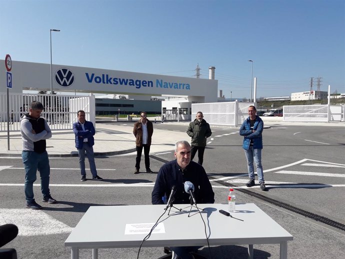 El presidente del comité de empresa de Volkswagen Navarra, Alfredo Morales, ofrece una rueda de prensa para pedir la paralización de la producción por el coronavirus.