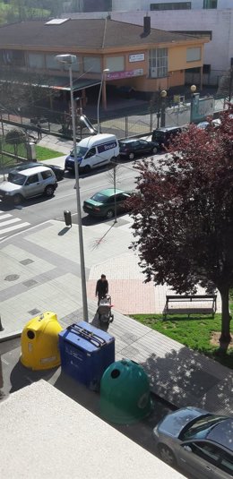 Una persona por la calle en gijón, este domingo.