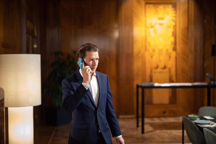 El canciller o primer ministro de Austria, Sebastian Kurz, hablando por teléfono