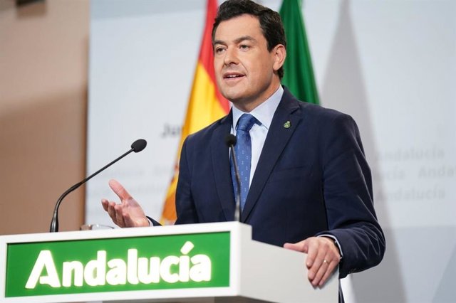 El presidente de la Junta de Andalucía, Juanma Moreno, en una declaración institucional minutos tras la videoconferencia con el presidente del Gobierno, Pedro Sánchez, y el resto de presidentes autonómicos para abordar la evolución del coronavirus