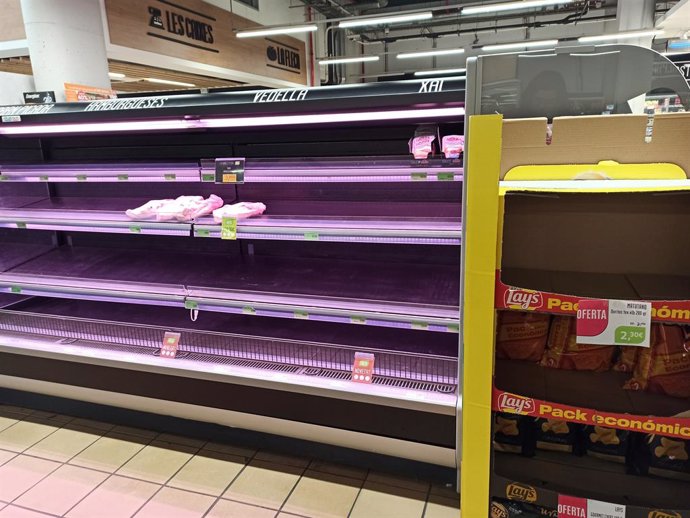 Los supermercados de Andorra tienes estantes vacíos este domingo por el aumento de las ventas producido por el miedo al cierre de la frontera a raíz del coronavirus