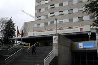 Ciudadanos de la comunidad china se acercan a los hospitales madrileños para repartir material a sanitarios