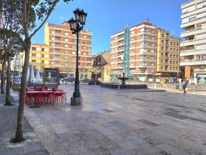 Plaza de Nicanor Piñole en Oviedo, vacía un día después de que se decretase el estado de Alarma por el  Coronavirus.
