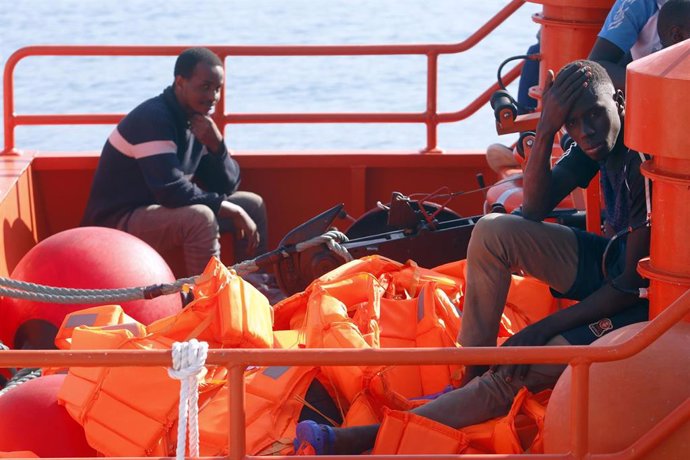 Llegan al puerto de Málaga, 75 personas  rescatadas por Salvamento Marítimo, cuando navegaban a la deriva en una patera