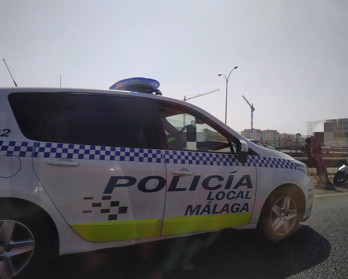 Foto de archivo de un cche Policía Local Málaga, patrullar, barrio