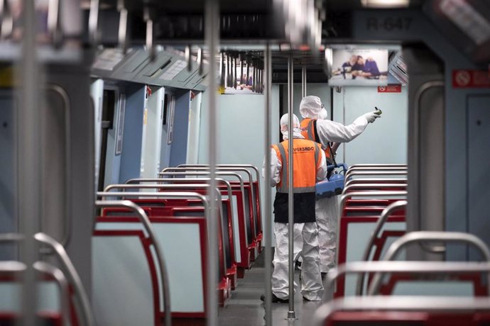 Limpieza de un vagón del metro de Lisboa, Portugal, por el coronavirus