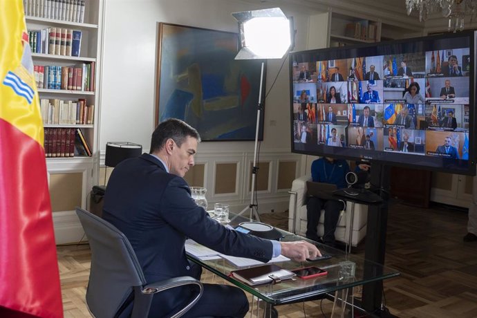 El presidente del Gobierno, Pedro Sánchez, durante la videoconferencia con los presidentes autonómicos desde la Moncloa para tratar la crisis del coronavirus, en Madrid, (España), a 15 de marzo de 2020.