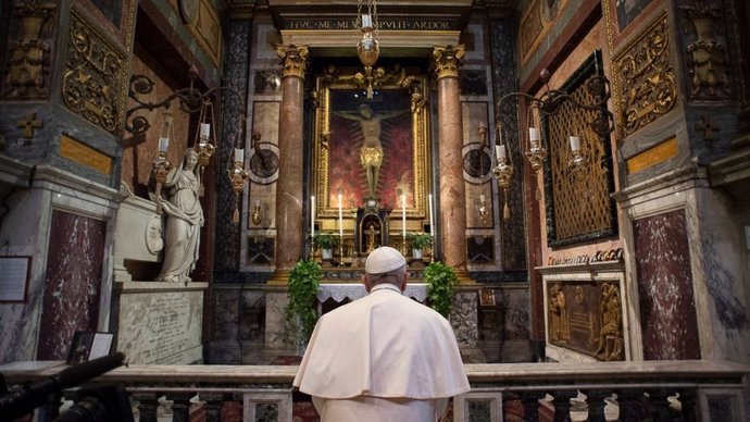 El Papa reza ante el cruficijo de la 'Gran Peste'