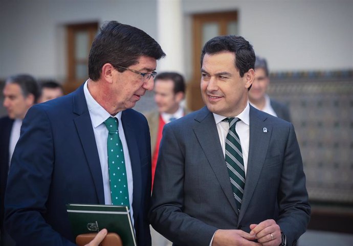 El presidente de la Junta de Andalucía, Juanma Moreno (d), junto al vicepresidente, Juan Marín (i), a su llegada a la sesión de control al gobierno de la Junta de Andalucía.  En el Parlamento de Andalucía (Sevilla), a 05 de febrero de 2020.