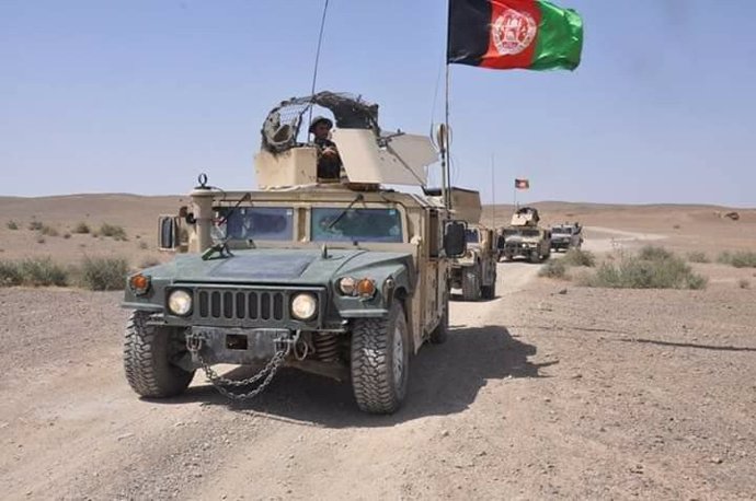 Un convoy liderado por un blindado del Ejército afgano