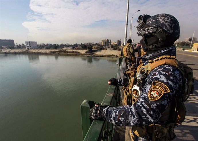 Un militar en uno de los puentes de Bagdad