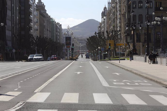 Carretera en San Sebastián tras la alerta sanitaria por el coronavirus y la entrada en vigor de medidas adoptadas este sábado por el Gobierno Vasco, como el cierre de locales hosteleros, en San Sebastián (España) a 14 de marzo de 2020.