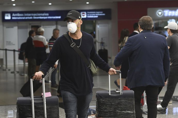 Coronavirus.- Argentina expulsa a 270 turistas que se negaban a cumplir la cuare