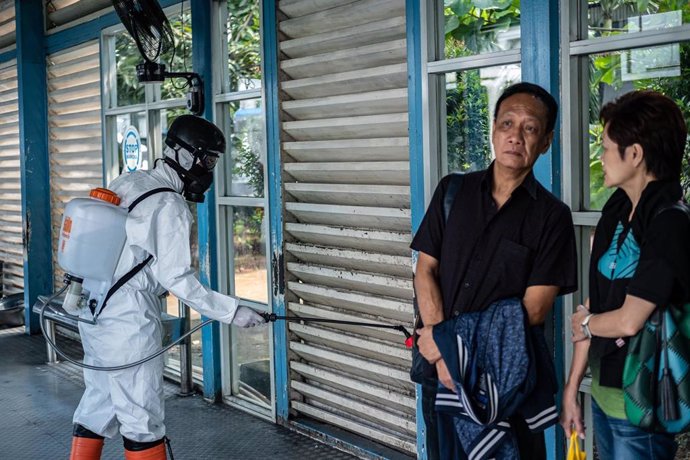 Un trabajador de los servicios de limpieza desinfecta una de las calles de Yakarta, Indonesia.