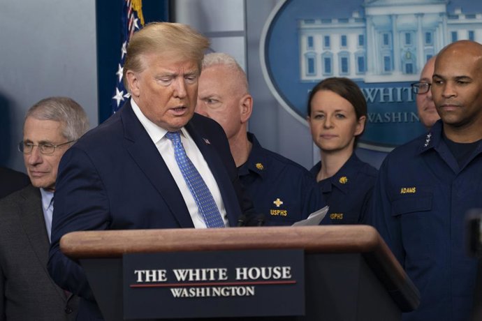 Coronavirus.- Trump pide calma a los estadounidenses y no acudir en masa a los s