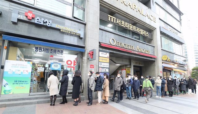 Ciudadanos surcoreanos hacen cola para poder acceder a una farmacia en Seúl.