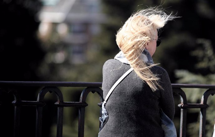 El pelo de una mujer es azotado por el viento.