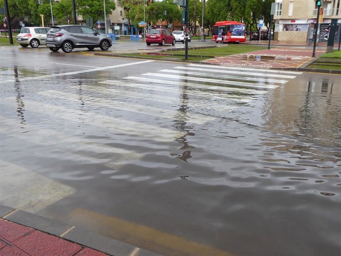 La Avenida Juan de Borbón de Murcia, inundada por las lluvias de septiembre de 2019 (Imagen de archivo)