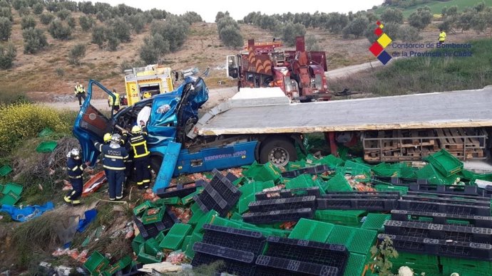 Bomberos actúan en el accidente mortal de un camión en Olvera (Cádiz)