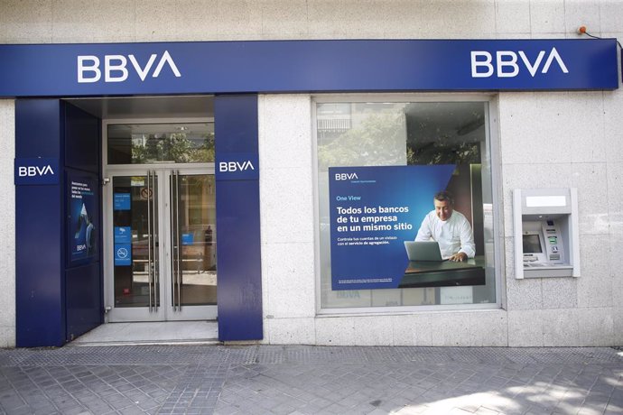 Imatges de recurs d'oficines i caixers del BBVA a Madrid amb el seu nou logo