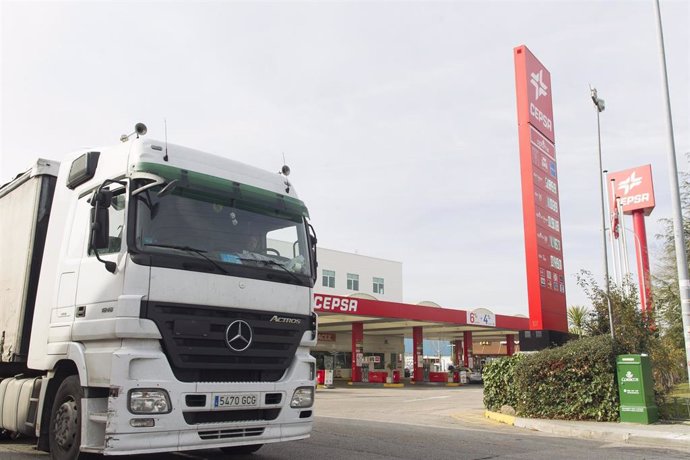 Camión ante una gasolinera