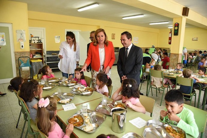 La consejera de Educación, Rosa Ana Rodríguez, visita el comedor del CEIP Ángel del Alcázar de Toledo